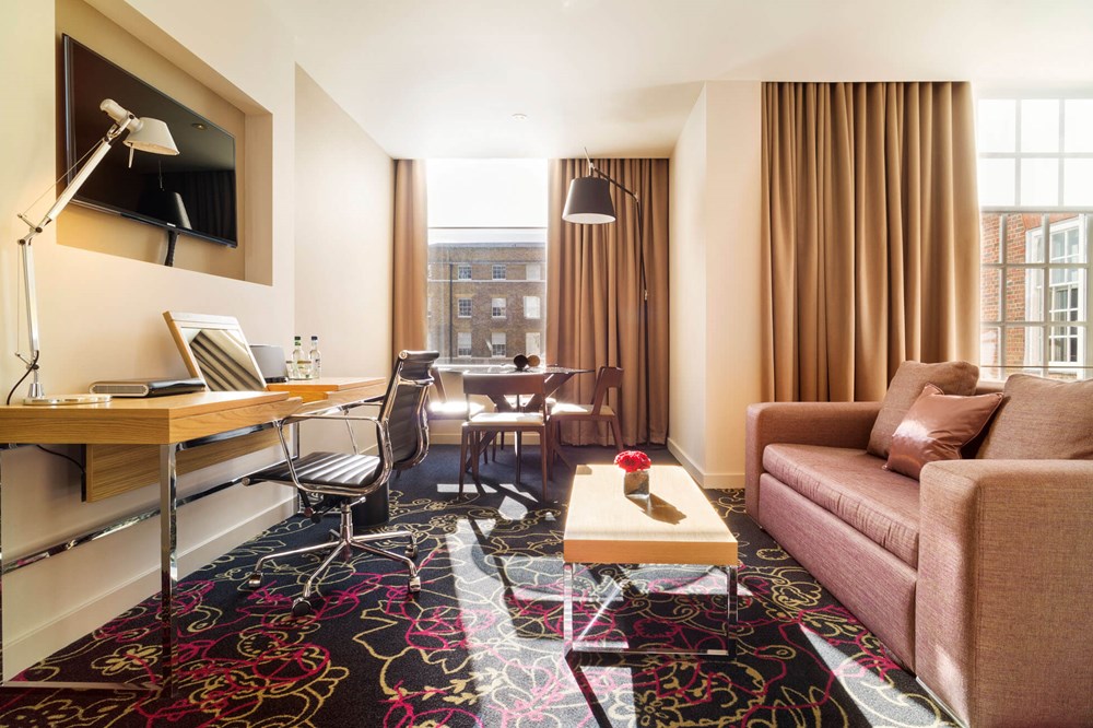 Deluxe Room with king-size bed, desk and floor-to-ceiling windows at Apex Temple Court Hotel