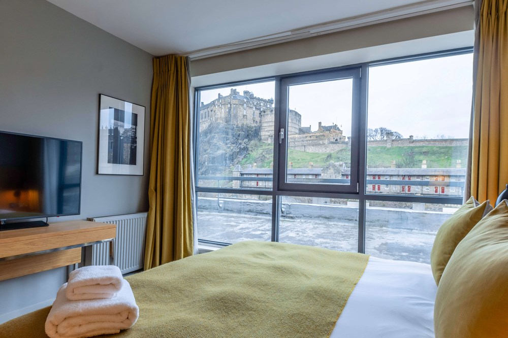 Castle View Superior Room with queen-size bed at Apex Grassmarket Hotel