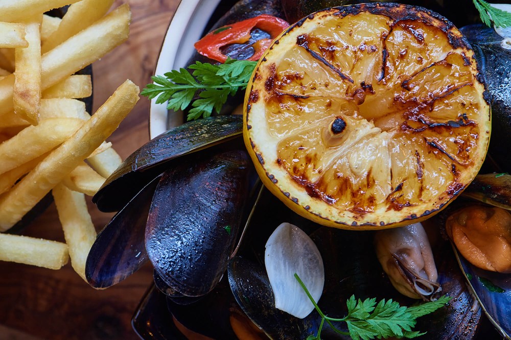 Mussels with chips and lemon