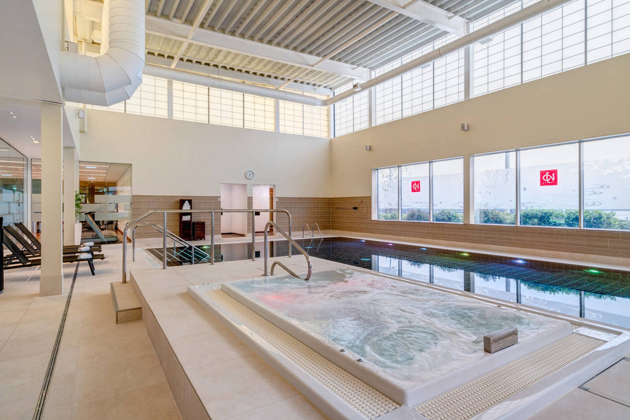 Swimming pool at Yu Spa, Dundee Yu Spa swimming pool and hydrotherapy spa pool