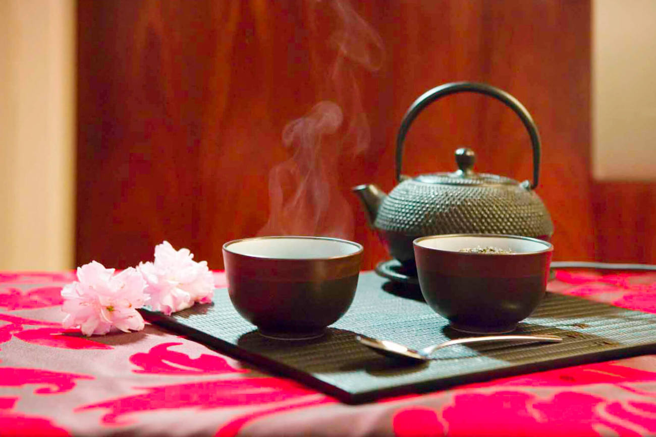 Yu Spa, Dundee Spa drink with cups and flowers