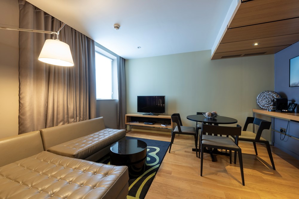 Living area with sofa in Junior Suite at Apex Temple Court Hotel